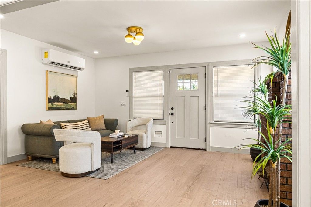 Image 4 of property listing at 1132 W 56th, Los Angeles, CA 90037