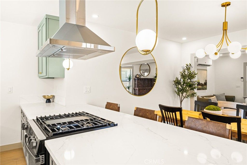 Image 8 of property listing at 1132 W 56th, Los Angeles, CA 90037