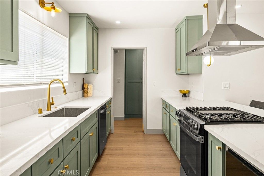 Image 9 of property listing at 1132 W 56th, Los Angeles, CA 90037