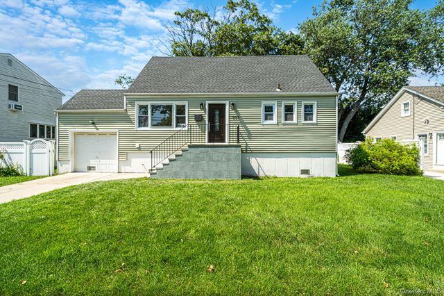 556 S Bayview Avenue, Freeport, NY 11520
