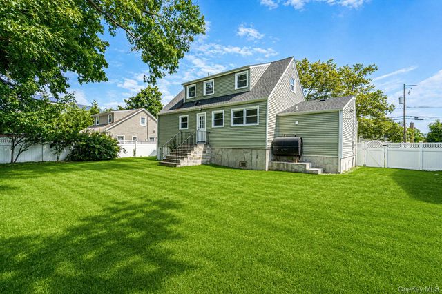 556 S Bayview Avenue, Freeport, NY 11520