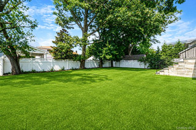 556 S Bayview Avenue, Freeport, NY 11520