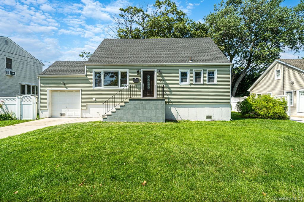 556 S Bayview Avenue, Freeport, NY 11520 — photo 2