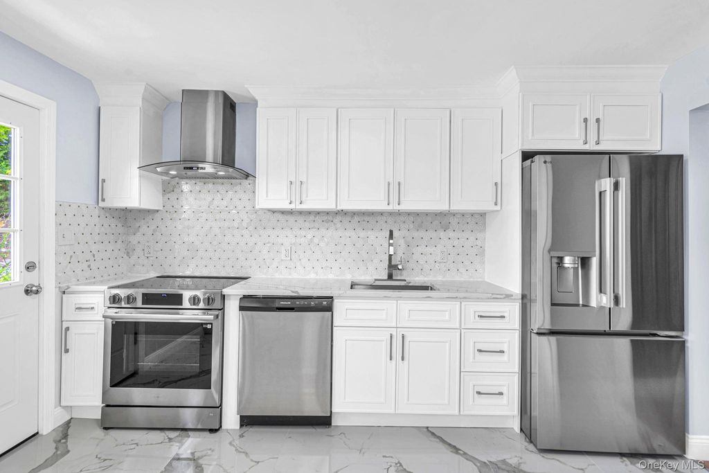 556 S Bayview Avenue, Freeport, NY 11520 — photo 4