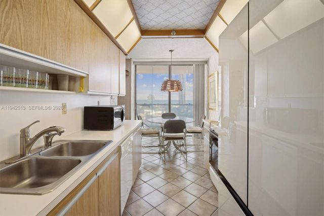 19707 Turnberry Way 14F, Aventura, FL 33180