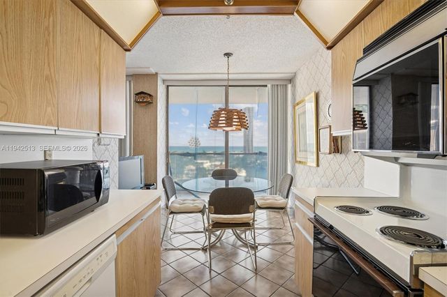 19707 Turnberry Way 14F, Aventura, FL 33180