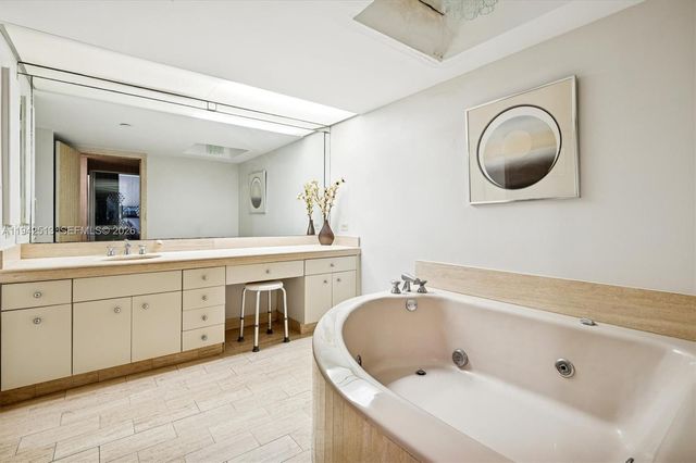 19707 Turnberry Way 14F, Aventura, FL 33180