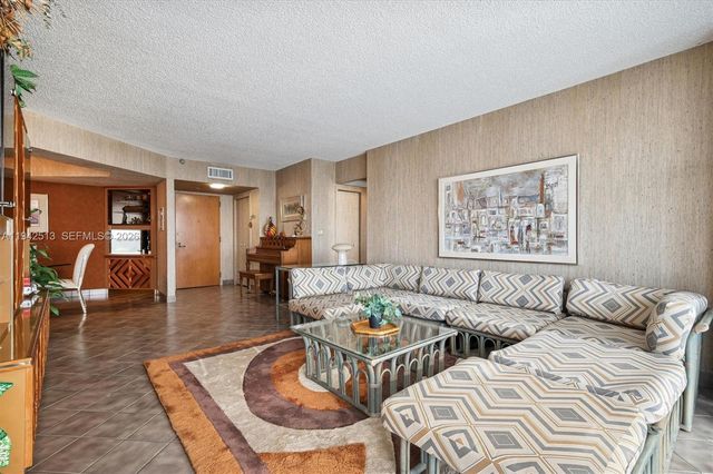 19707 Turnberry Way 14F, Aventura, FL 33180