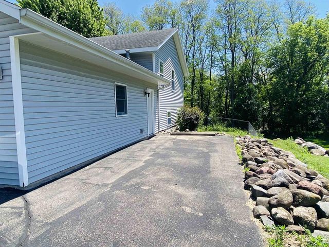 102 Dexter Drive, Cambria, WI 53923