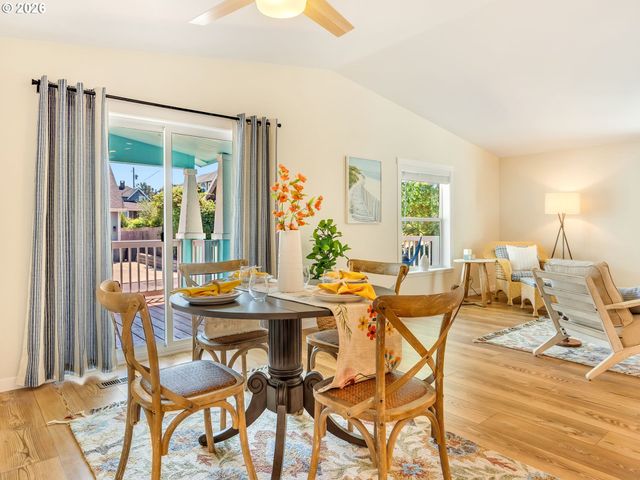 240 11TH Ave, Seaside, OR 97138