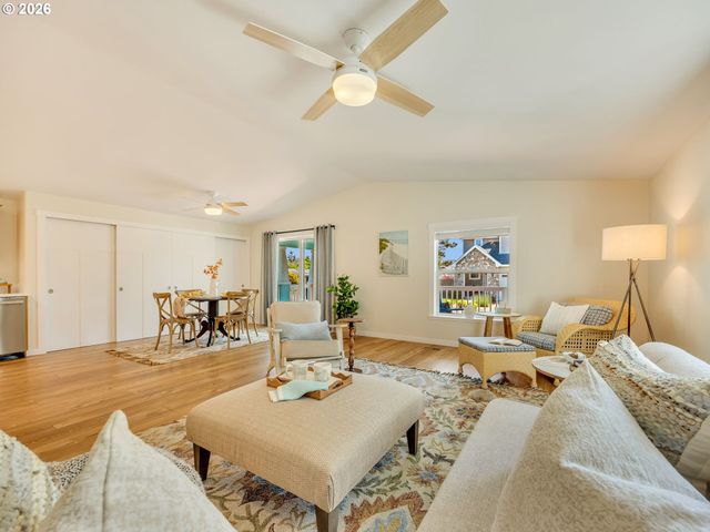 240 11TH Ave, Seaside, OR 97138