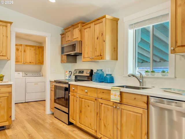 240 11TH Ave, Seaside, OR 97138