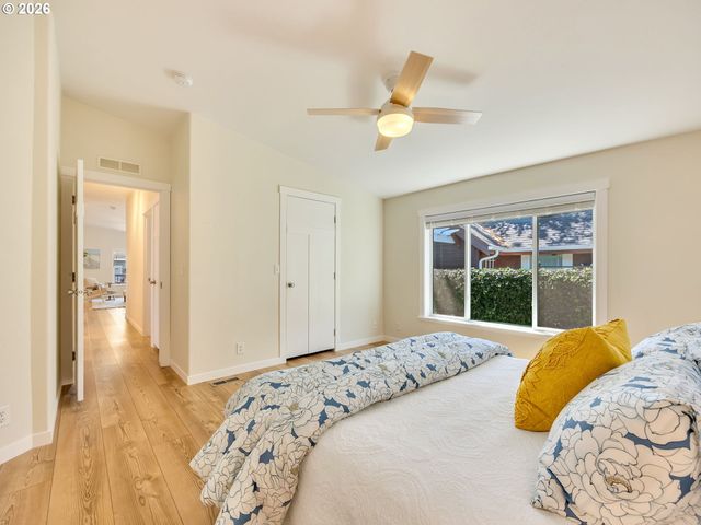 240 11TH Ave, Seaside, OR 97138