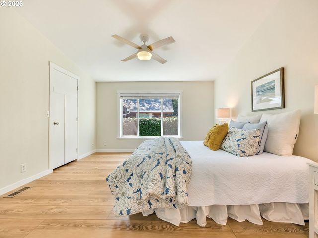 240 11TH Ave, Seaside, OR 97138