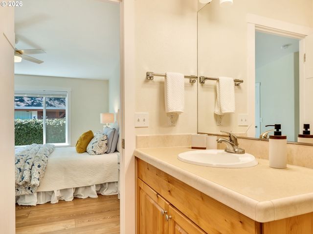 240 11TH Ave, Seaside, OR 97138