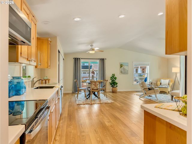 240 11TH Ave, Seaside, OR 97138