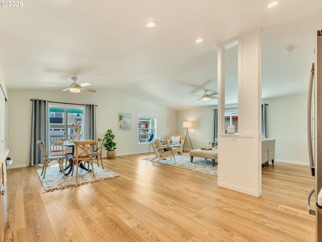 240 11TH Ave, Seaside, OR 97138