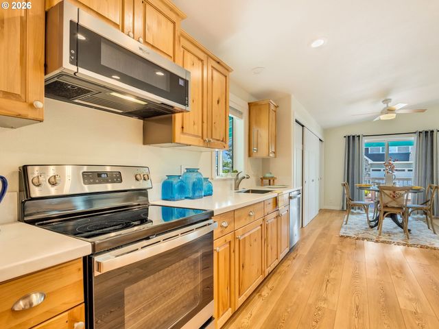 240 11TH Ave, Seaside, OR 97138
