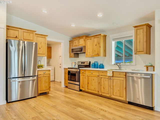 240 11TH Ave, Seaside, OR 97138