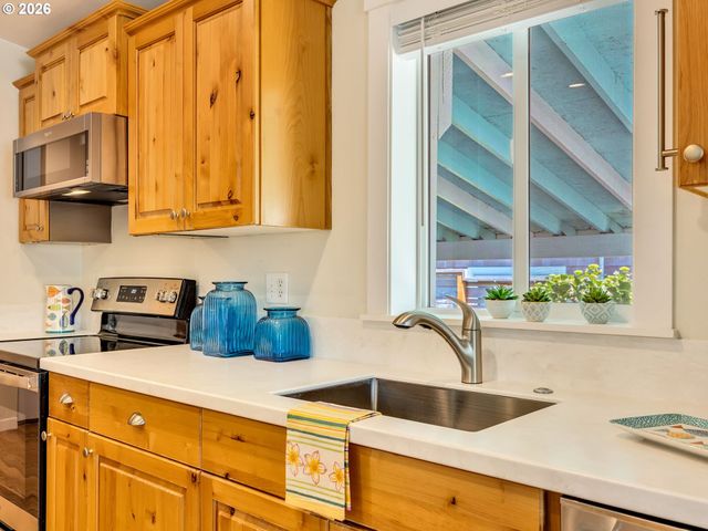 240 11TH Ave, Seaside, OR 97138