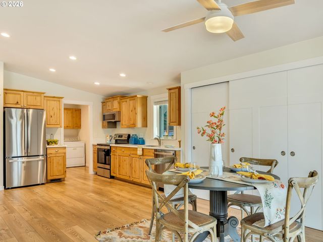240 11TH Ave, Seaside, OR 97138