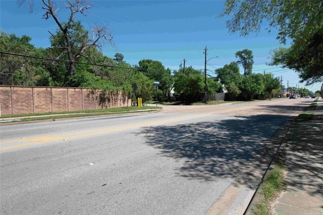 9745 Long Point Road Road 35, Houston, TX 77055
