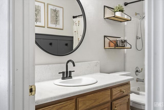 11001 Four Bears Drive, Bakersfield, CA 93312