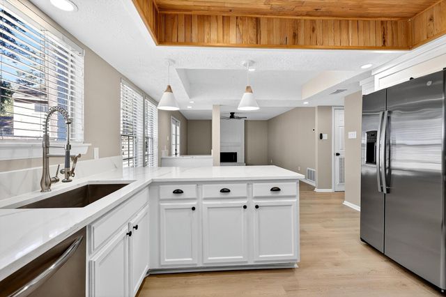 19 Hickory Oak Drive, The Woodlands, TX 77381