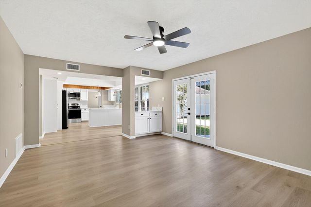 19 Hickory Oak Drive, The Woodlands, TX 77381