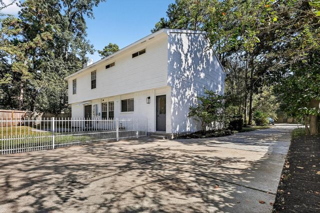 19 Hickory Oak Drive, The Woodlands, TX 77381