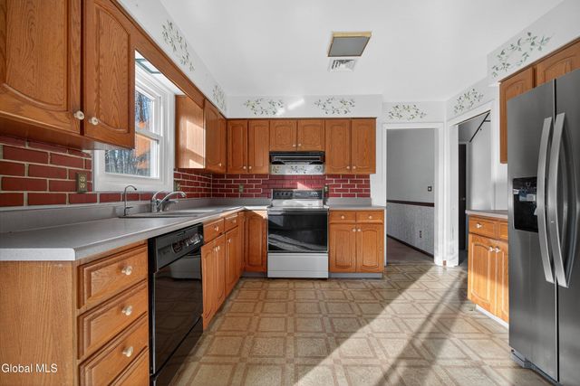 17 Woodshire Court, Malta, NY 12019