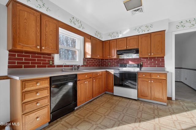 17 Woodshire Court, Malta, NY 12019