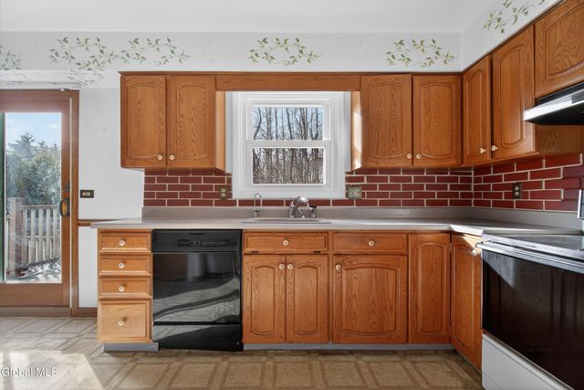 17 Woodshire Court, Malta, NY 12019