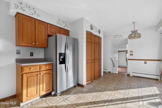 17 Woodshire Court, Malta, NY 12019