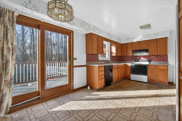 17 Woodshire Court, Malta, NY 12019