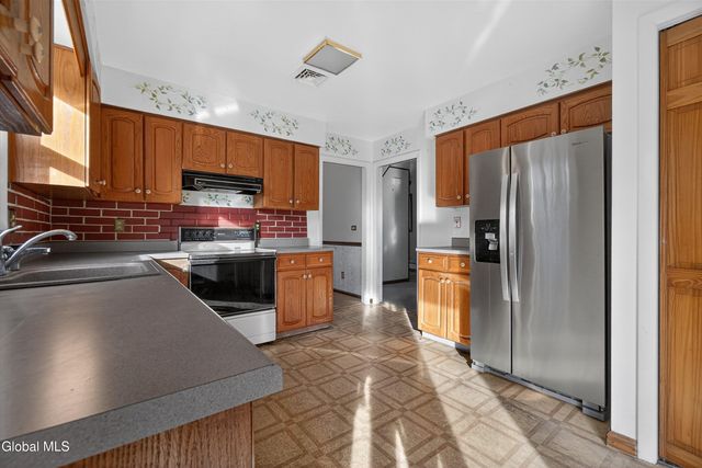 17 Woodshire Court, Malta, NY 12019