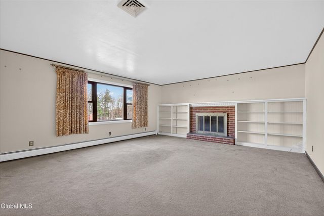 17 Woodshire Court, Malta, NY 12019