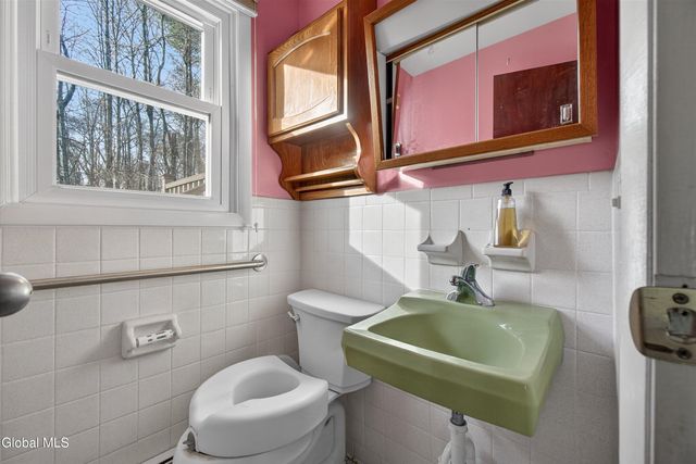 17 Woodshire Court, Malta, NY 12019