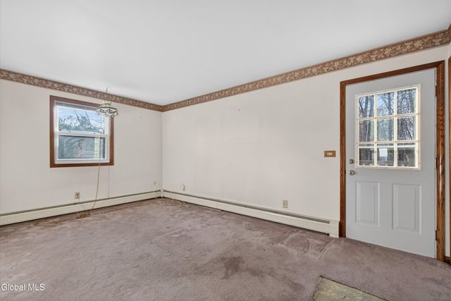 17 Woodshire Court, Malta, NY 12019