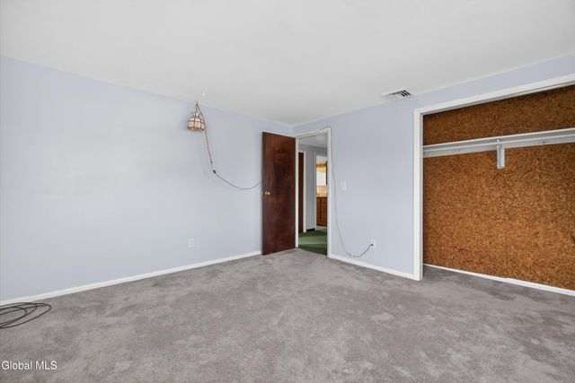 17 Woodshire Court, Malta, NY 12019