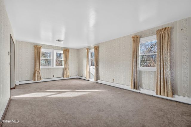 17 Woodshire Court, Malta, NY 12019