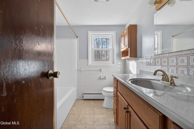 17 Woodshire Court, Malta, NY 12019