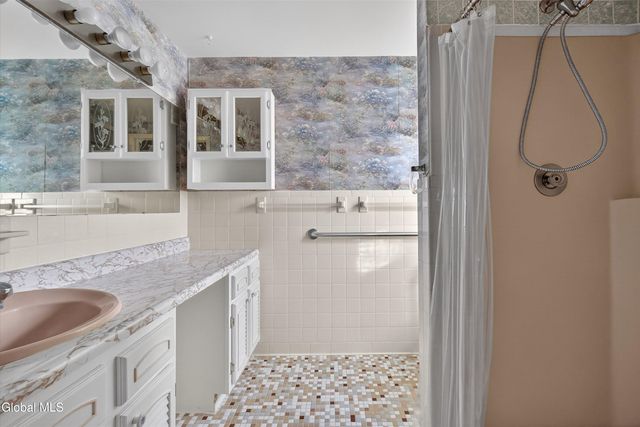 17 Woodshire Court, Malta, NY 12019