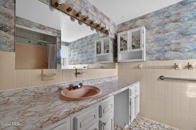 17 Woodshire Court, Malta, NY 12019