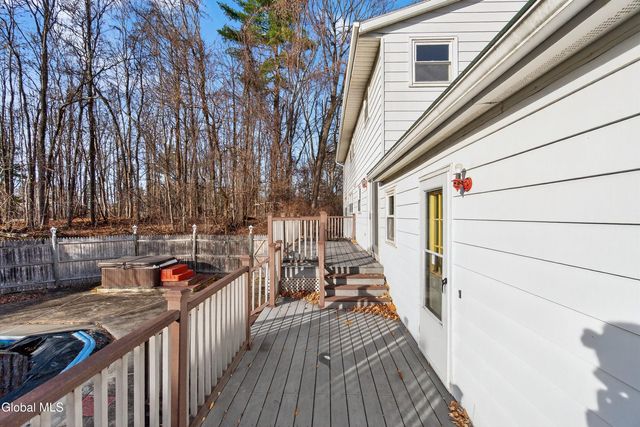 17 Woodshire Court, Malta, NY 12019