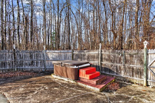 17 Woodshire Court, Malta, NY 12019