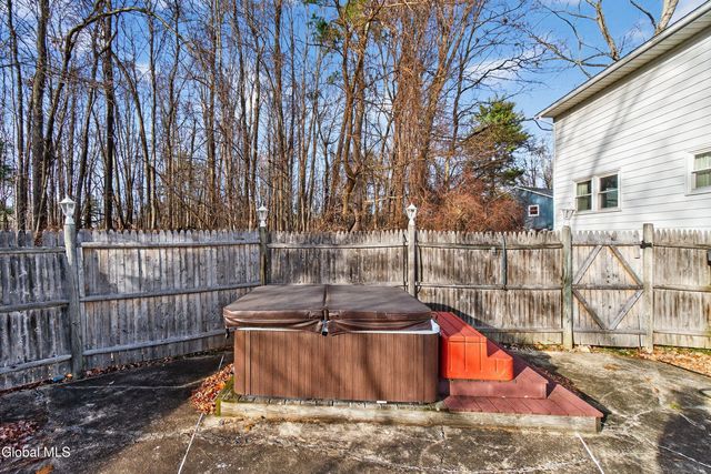 17 Woodshire Court, Malta, NY 12019