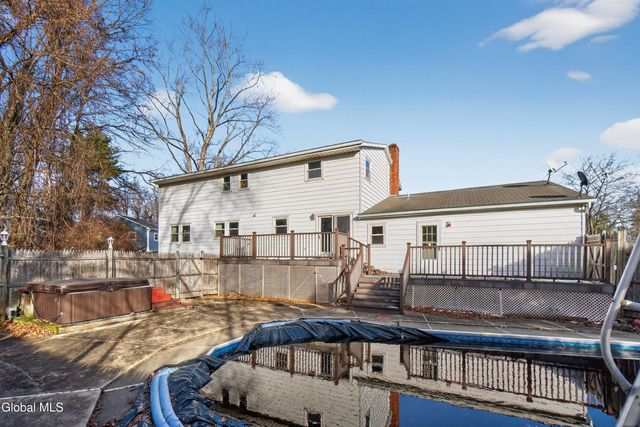 17 Woodshire Court, Malta, NY 12019