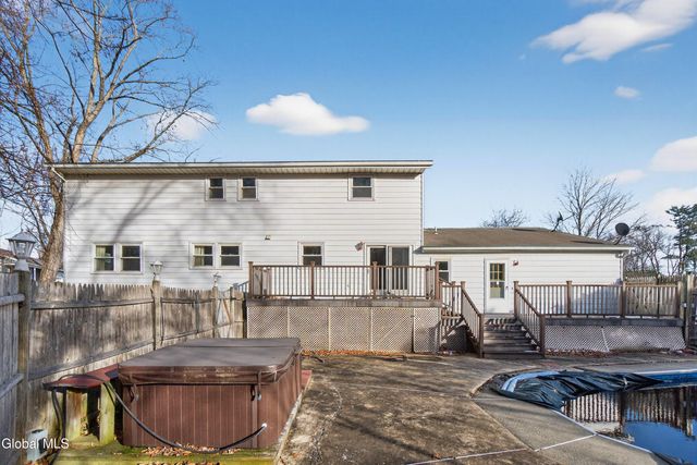 17 Woodshire Court, Malta, NY 12019