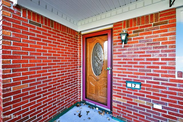 17 Woodshire Court, Malta, NY 12019